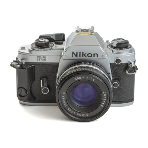 Appareil photo Nikon FG de face montrant l'objectif 50mm f/1.8 Series E