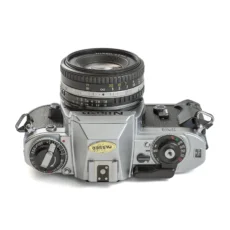 Vue de dessus du boîtier Nikon FG montrant les molettes de réglage et le déclencheur