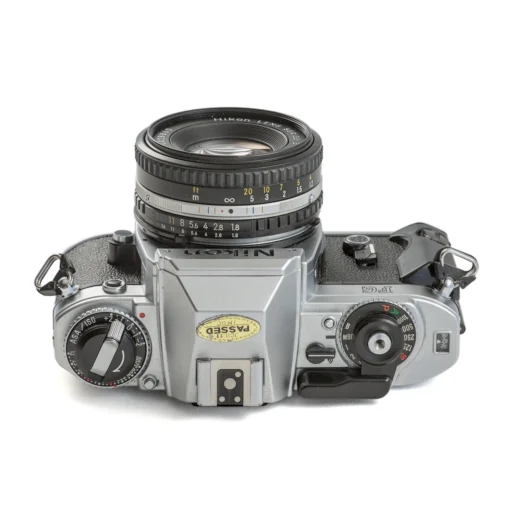 Vue de dessus du boîtier Nikon FG montrant les molettes de réglage et le déclencheur