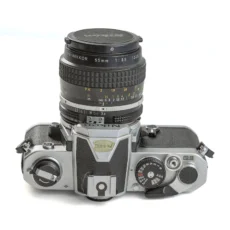 Appareil photo Nikon FM vue de dessus montrant les molettes de réglage et l'objectif