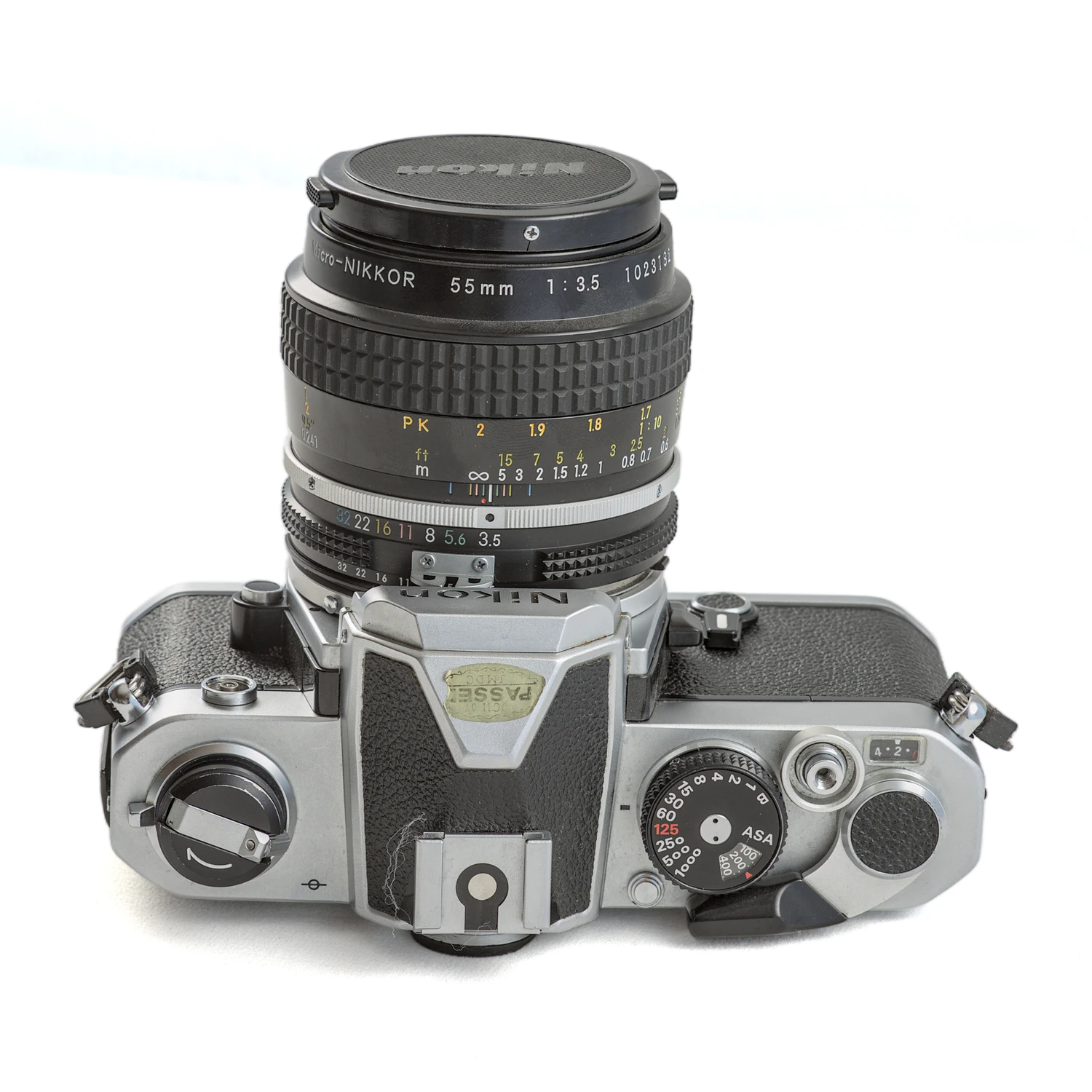 Appareil photo Nikon FM vue de dessus montrant les molettes de réglage et l