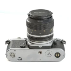 Appareil photo Nikon FM vue de dessous avec filetage pour trépied