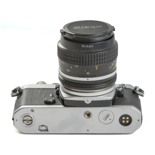 Appareil photo Nikon FM vue de dessous avec filetage pour trépied