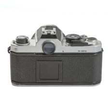 Appareil photo Nikon FM vue de dos montrant le viseur et le dos du boîtier