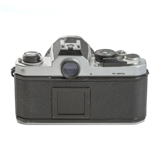 Appareil photo Nikon FM vue de dos montrant le viseur et le dos du boîtier