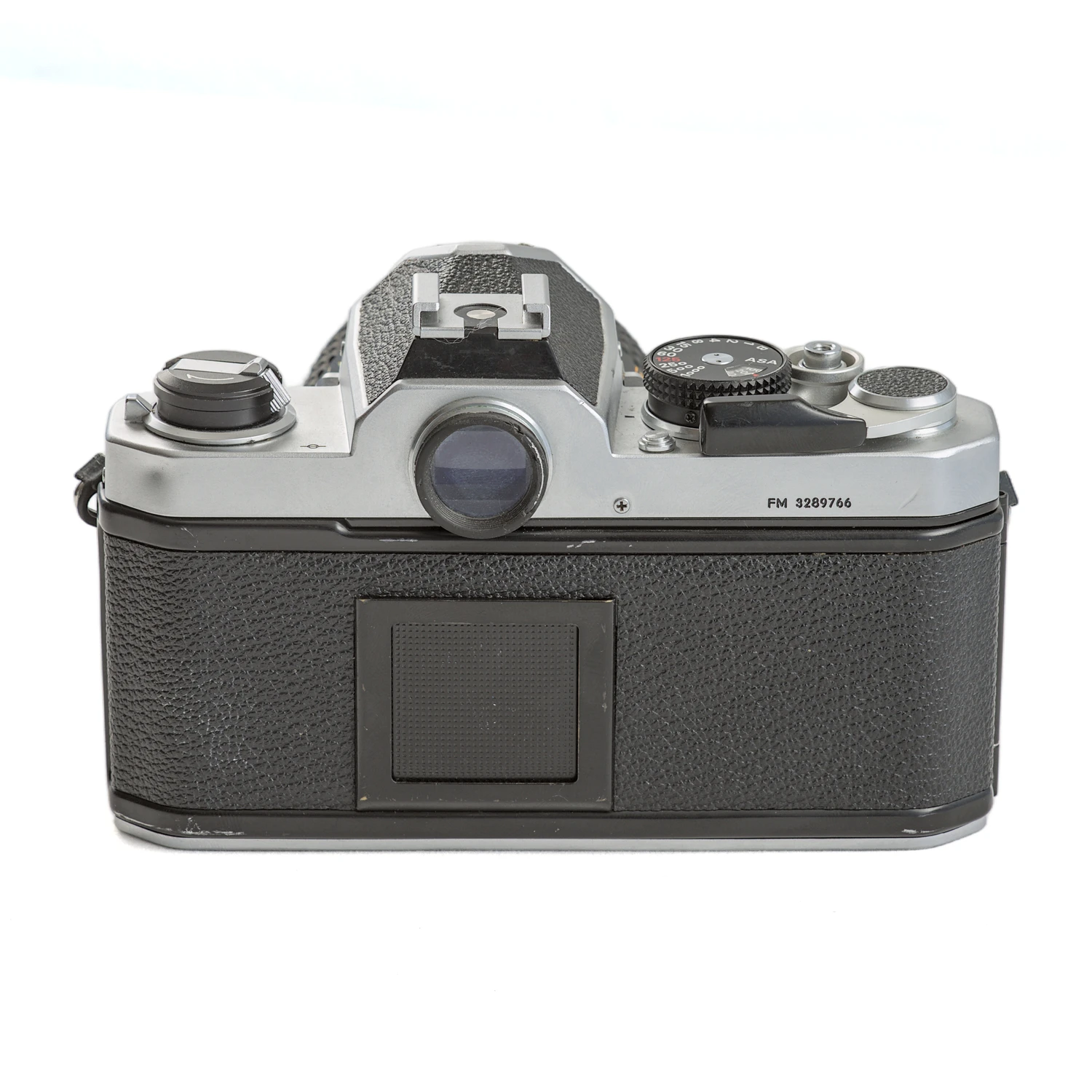 Appareil photo Nikon FM vue de dos montrant le viseur et le dos du boîtier