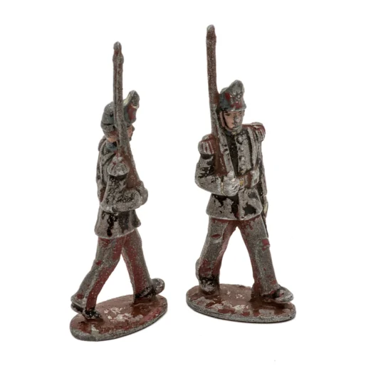 Deux soldats de plomb anciens de l'infanterie française vus de profil