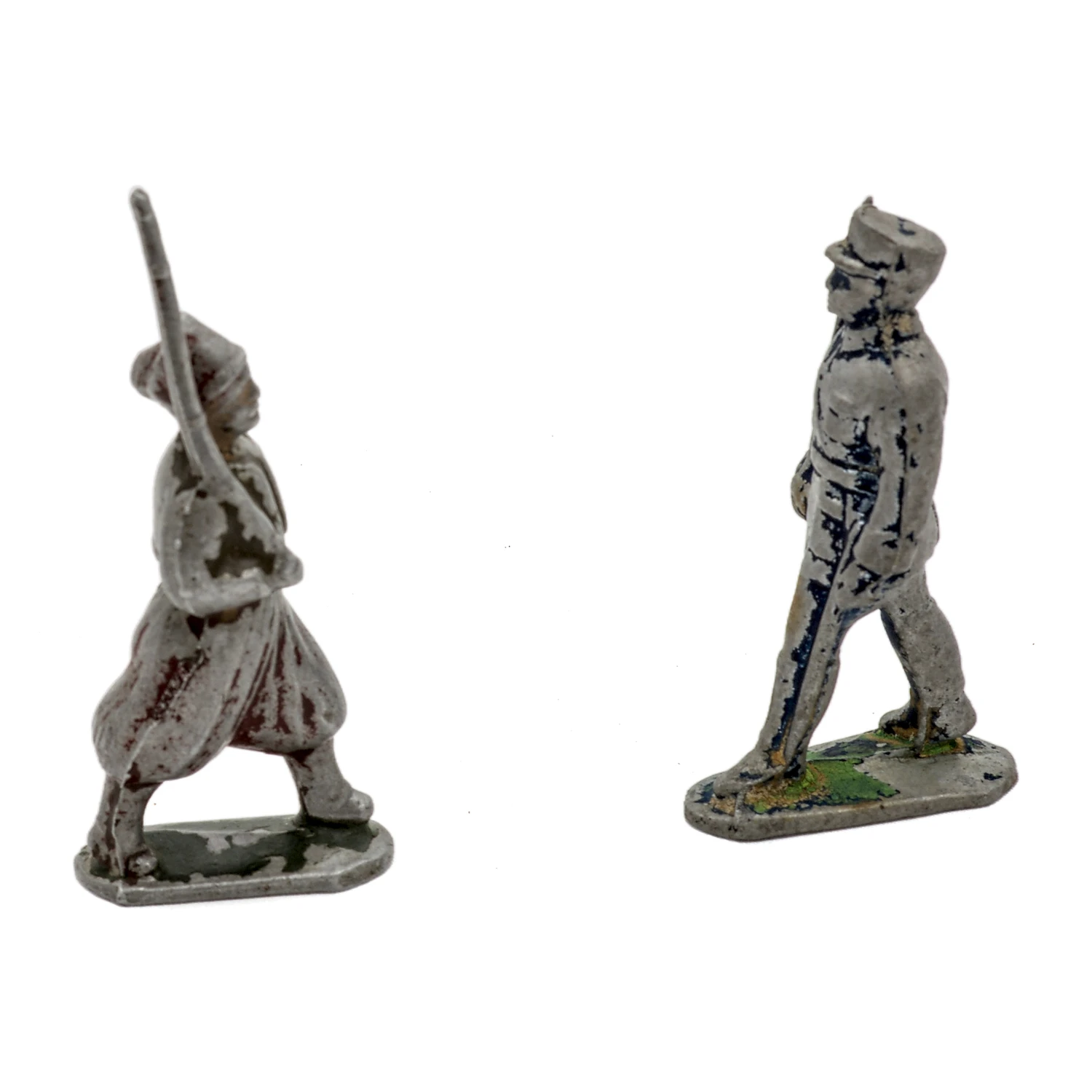 Profil de deux figurines anciennes de soldats en plomb : un Zouave et un fantassin
