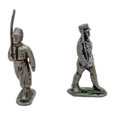 Vue de face des figurines militaires anciennes en plomb