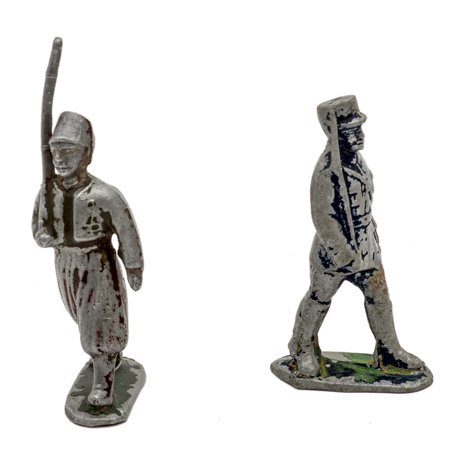 Vue de face des figurines militaires anciennes en plomb