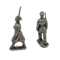 Vue de dos des deux soldats de plomb montrant l'usure de la peinture