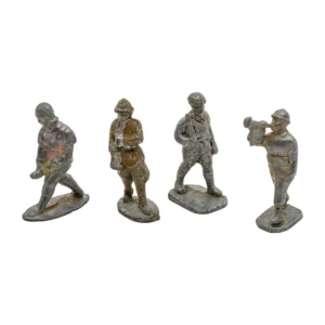 Vue de face de 4 soldats de plomb anciens sans peinture