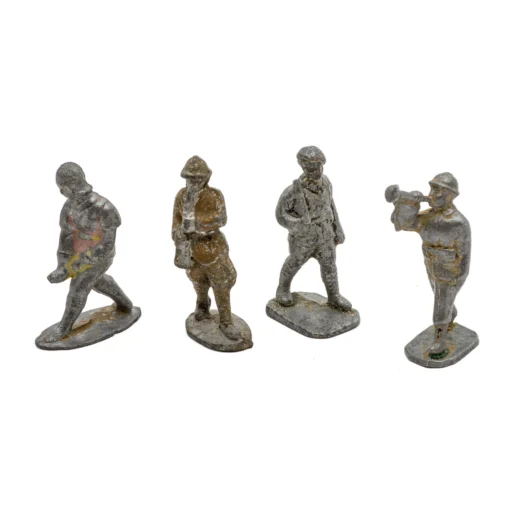 Vue de face de 4 soldats de plomb anciens sans peinture