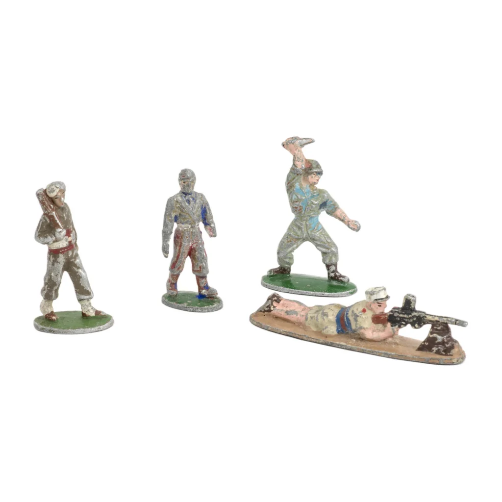 Lot de 4 soldats de plomb anciens vus de face