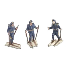 Trois figurines anciennes de soldats chasseurs alpins à skis vues de face