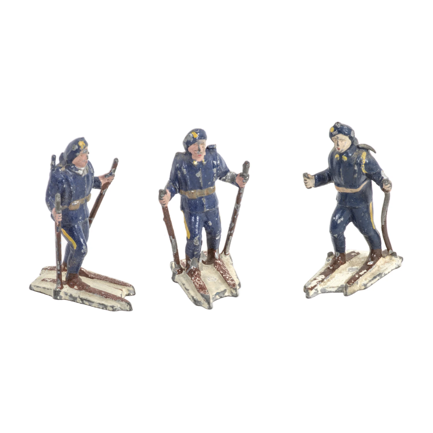 Trois figurines anciennes de soldats chasseurs alpins à skis vues de face
