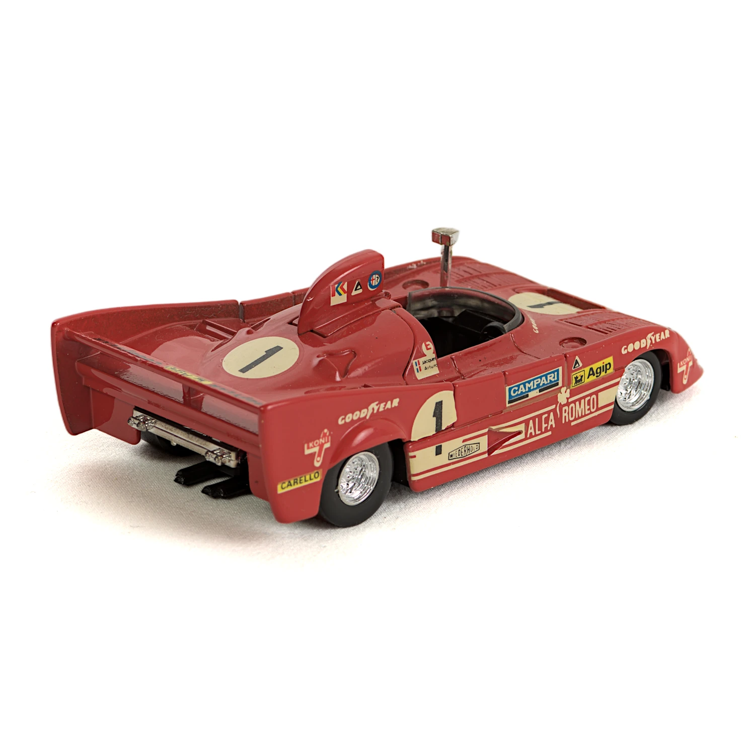 Miniature Solido Alfa Romeo 33 TT 12 vue de trois-quarts arrière montrant le moteur et l