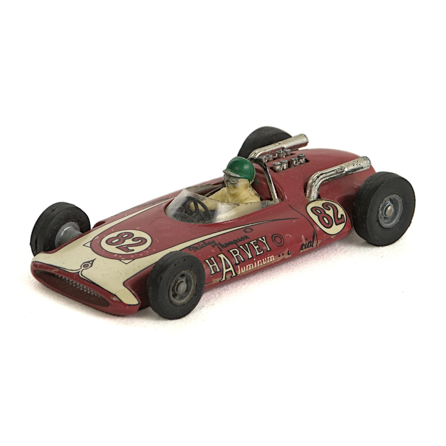 Voiture miniature Solido Harvey Aluminium Special Indianapolis rouge numéro 82 vue de trois quarts avant