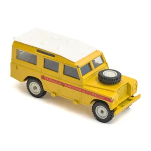 Vue de trois quarts avant de la miniature Solido Land Rover 109 Patrouille Forestière jaune au 1/43