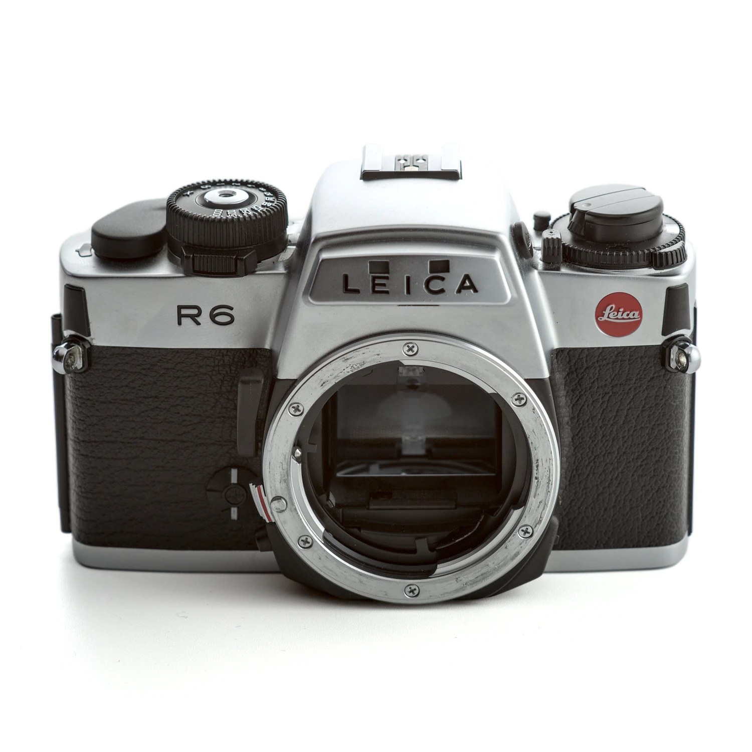 Appareil photo reflex Leica R6 sans objectif montrant la monture