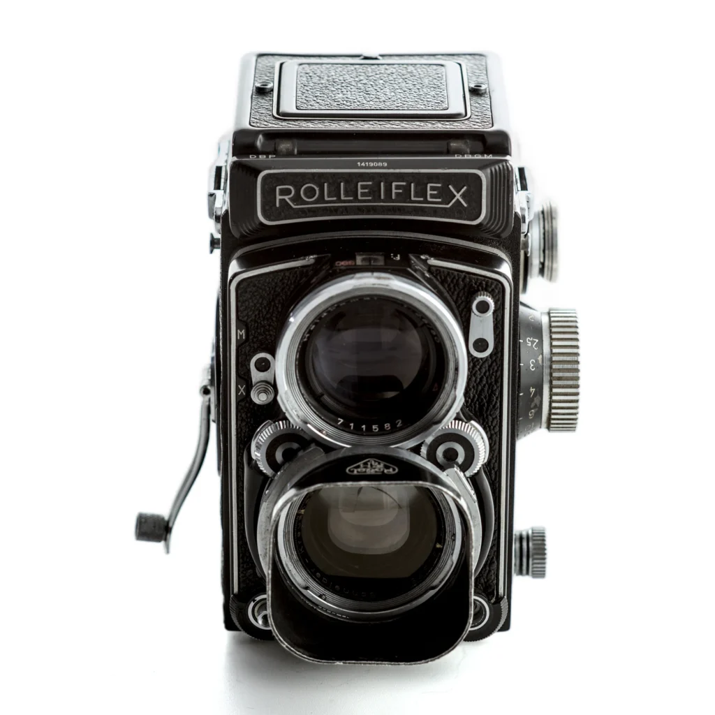 Gros plan sur la façade du Rolleiflex et son numéro de série