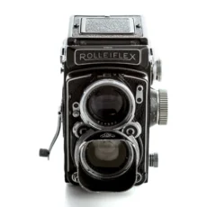 Gros plan sur la façade du Rolleiflex et son numéro de série