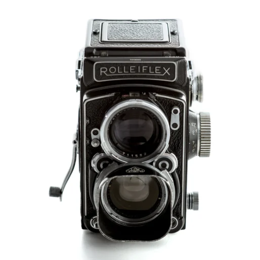 Gros plan sur la façade du Rolleiflex et son numéro de série