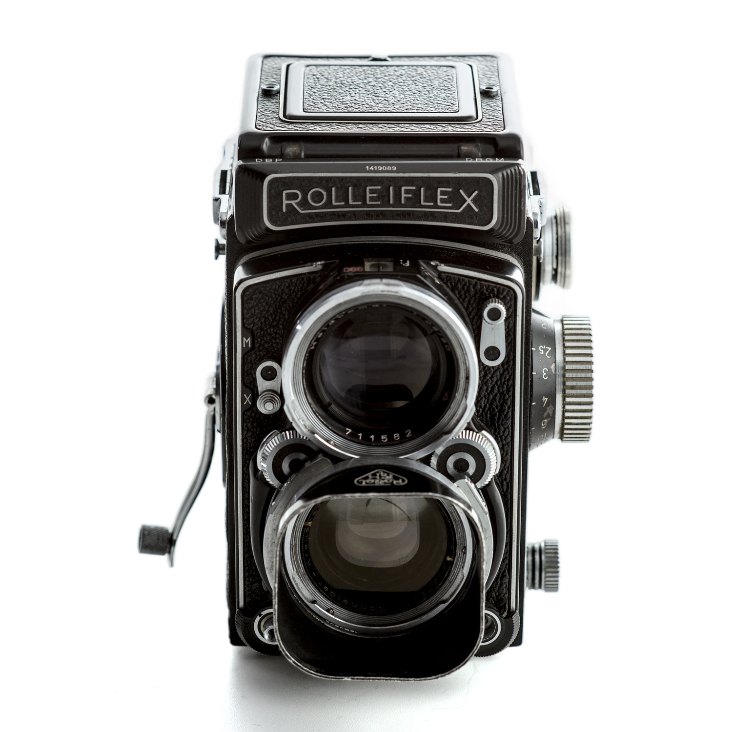 Gros plan sur la façade du Rolleiflex et son numéro de série